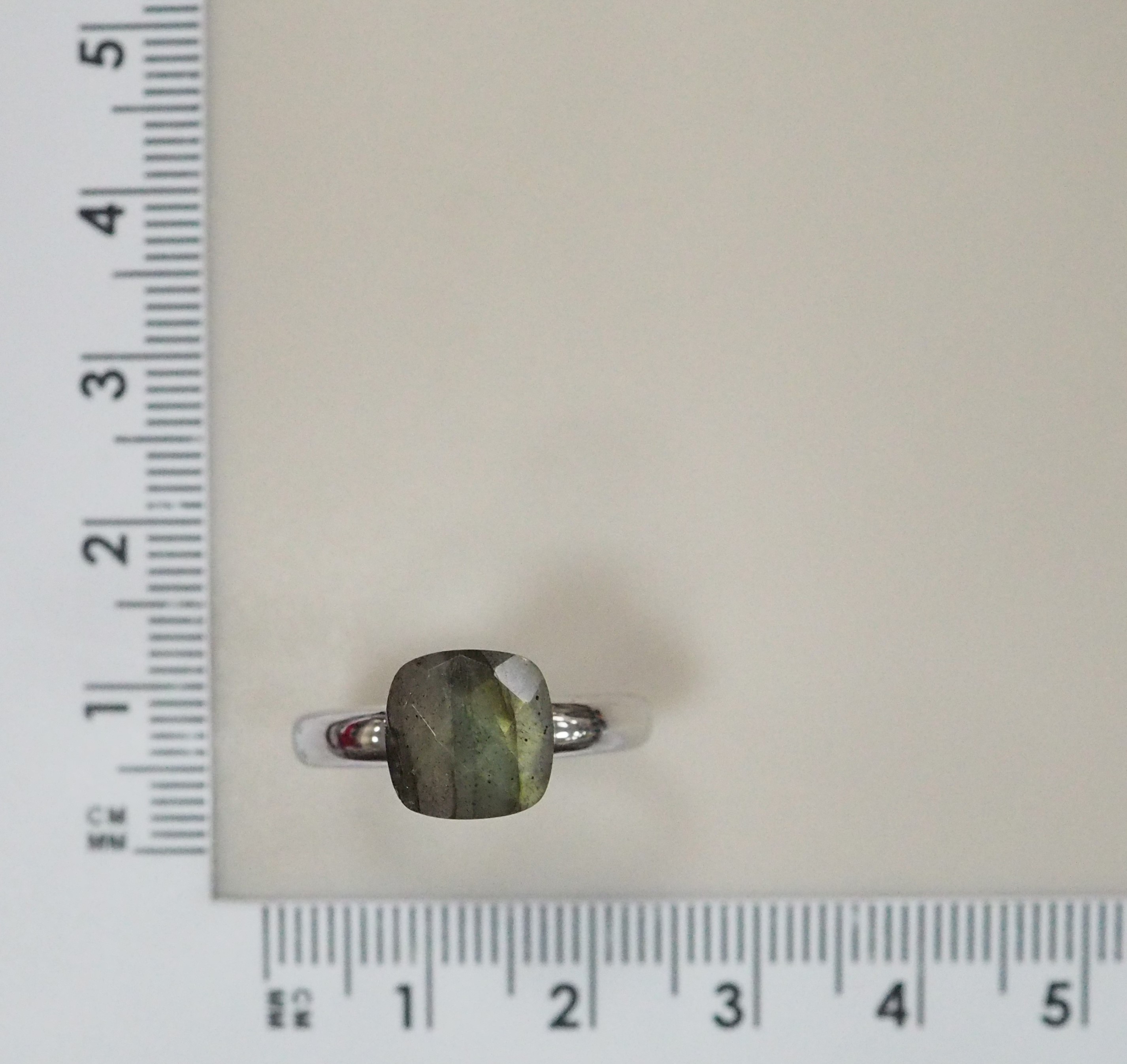 Серебряное кольцо с лабрадоритом